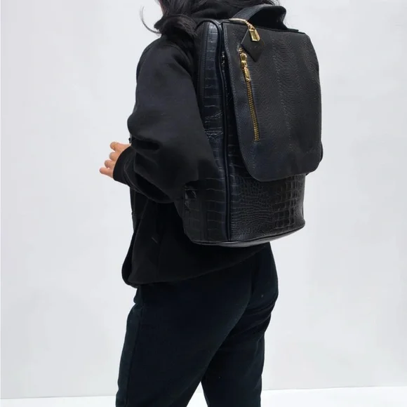 Tote&Carry Elegant Black Faux Crocodile Backpack display picture 3